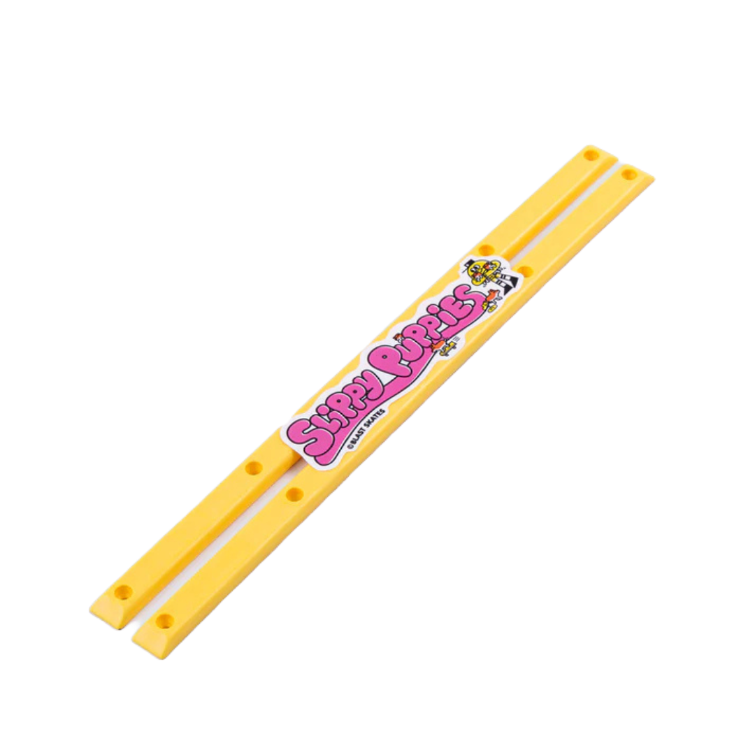 Nahaufnahme der Blast Skates "Slippy Puppies" Deck Rails in leuchtendem Gelb, mit vorgebohrten Löchern und Logo