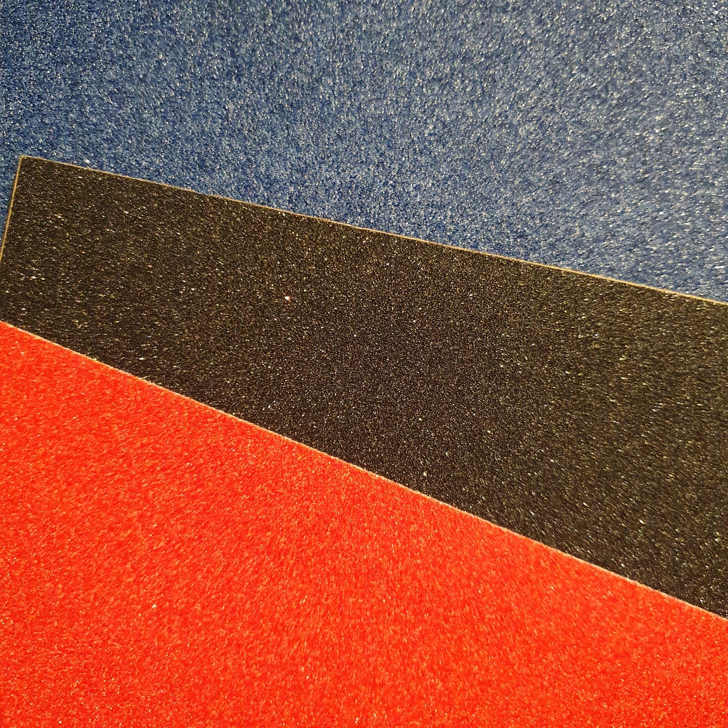 Skateboard Griptape in den Farben rot, schwarz und blau